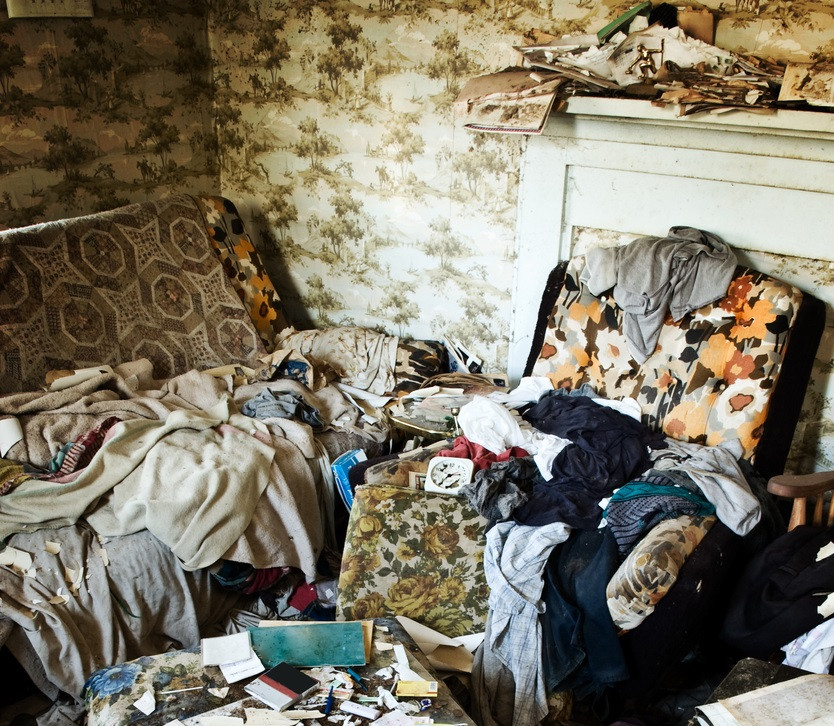 Casa ororilor: un copil de 4 ani a fost găsit printre seringi și gunoaie. Ce spun vecinii