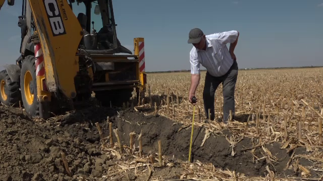 Situație critică în țară. Descoperirea unor fermieri care au săpat o groapă de 1,7 m adâncime