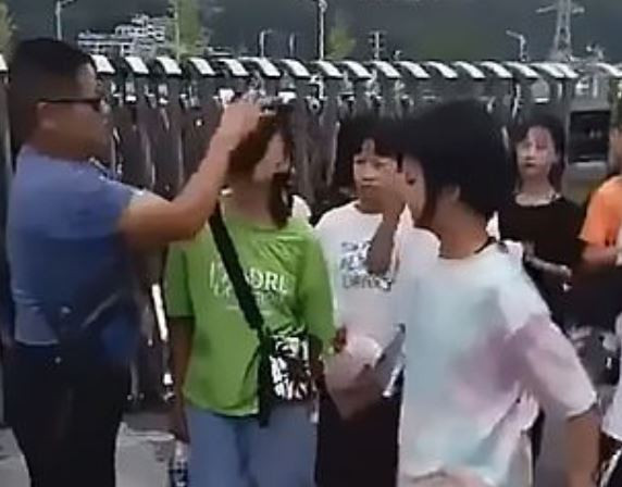 Ce le-a făcut un profesor elevelor care au venit la școală machiate