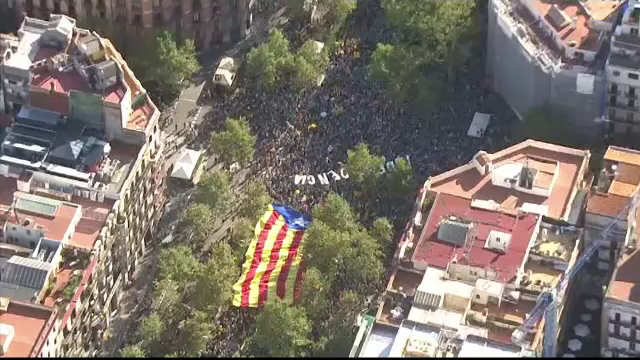 Aproape un milion de catalani au ieşit în stradă în Barcelona pentru a cere independenţa