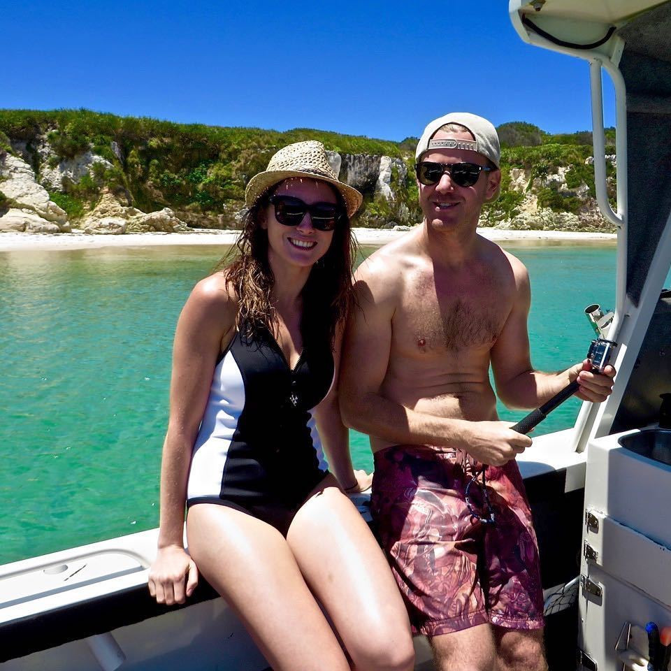 Cine sunt cei doi tineri care au ajuns la închisoare în Iran, după ce au ridicat o dronă