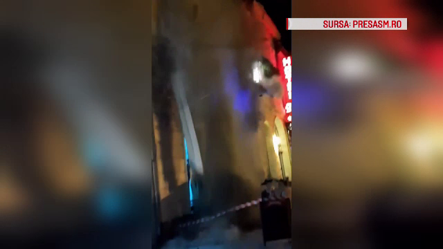 Incident șocant în Satu Mare. O bucată din fațada unui hotel s-a prăbușit pe trotuar