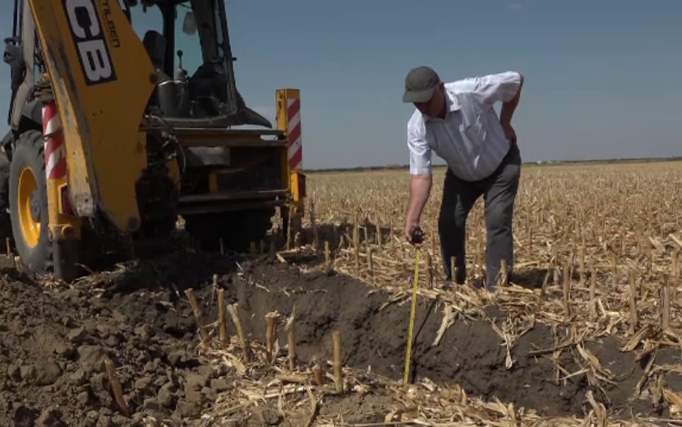 Situatie critica in tara. Descoperirea unor fermieri care au sapat o groapa de 1,7 m adancime
