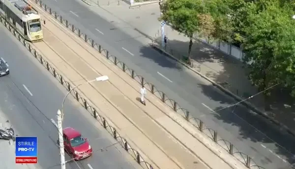 Un tânăr a fost filmat în timp ce mergea pe linia de tramvai, în București. VIDEO