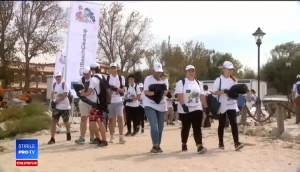 Ambasadori, oficiali C.E. și elevi au strâns gunoaiele lăsate de turiști pe litoral
