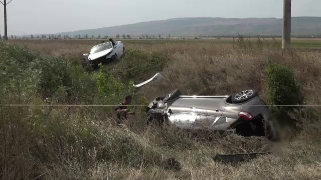 S-a izbit puternic de mașina pe care a încercat să o depășească. Trei persoane, la spital