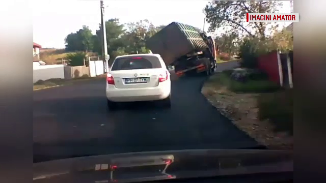 Momentul în care un TIR cu fier vechi se răstoarnă pe stradă. Ce a păţit şoferul