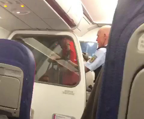 Aterizare de urgenţă la Frankfurt din cauza unor pasageri români. Ce au făcut în avion