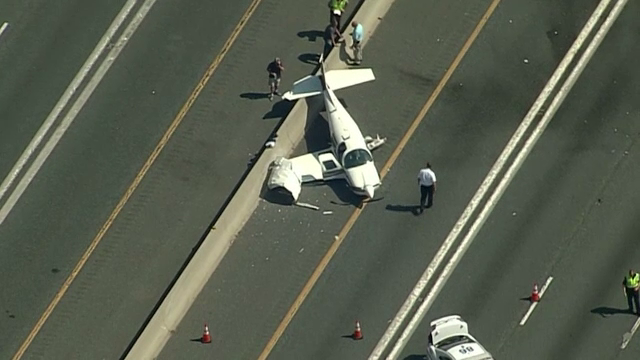 Accident neobișnuit pe autostradă. Momentul în care un avion se ciocnește cu o mașină