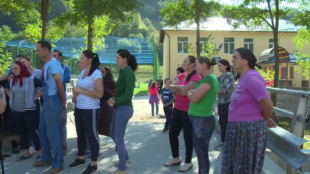 Copiii din localitatea Breaza sunt nevoiți să facă naveta, deși au școala renovată. Care este motivul