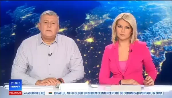 Momentul în care un TIR cu fier vechi se răstoarnă pe stradă. Ce a păţit şoferul