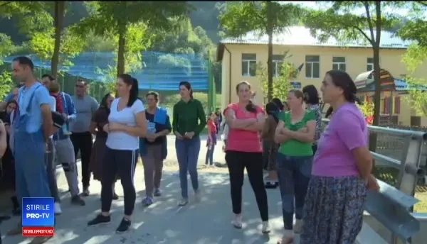 Copiii din localitatea Breaza sunt nevoiți să facă naveta, deși au școala renovată. Care este motivul