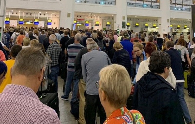 Probleme la zborurile Ryanair în Europa. Motivul pentru care oamenii au stat la coadă