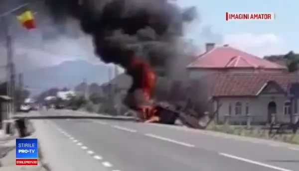 Camion cuprins de flăcări după ce s-a izbit de o mașină pe DN17