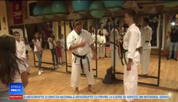 Fete învățate să le țină piept atacatorilor după tragedia de la Caracal. Cum se pot apăra