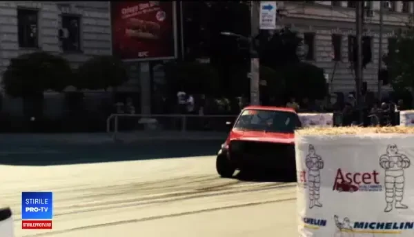 Momentul în care mașina de curse intră în spectatori, în Craiova. Ce a pățit pilotul