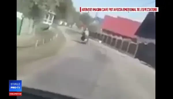Momentul în care un scuter pe care se aflau 3 tineri se izbește frontal de o mașină, în Bacău