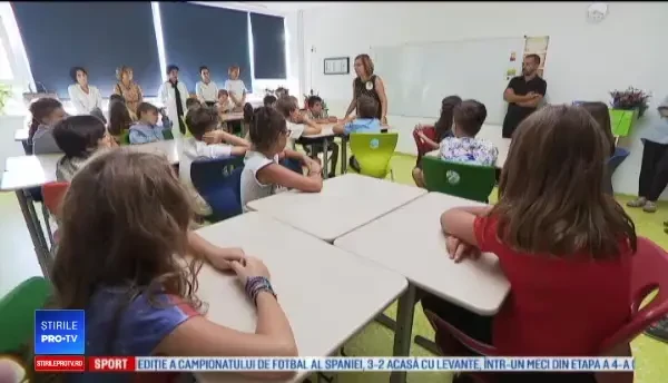 Tot mai mulți copii merg la școli private. „La stat trebuia să tocesc efectiv cartea”