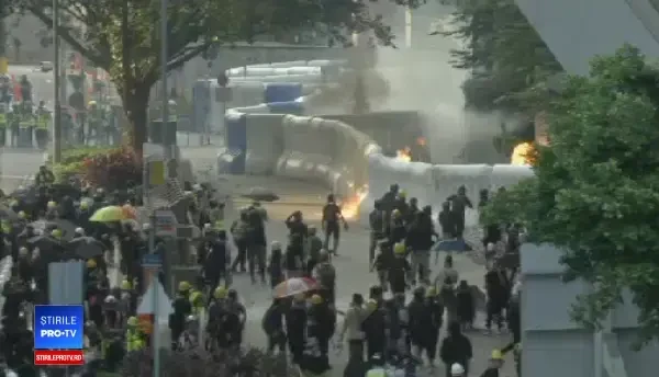 Poliţia a intervenit cu gaze lacrimogene împotriva protestatarilor din Hong Kong