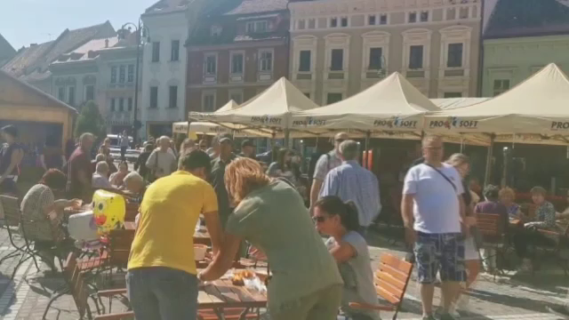 Alimente cu mucegai descoperite la un festival din Brașov. Amenda primită de patroni