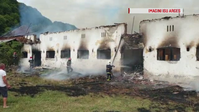 Un incendiu a mistuit un adăpost de animale dintr-o localitate din Argeş