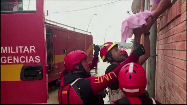 Salvare spectaculoasă a unui bebeluș dintr-o casă inundată, în Spania