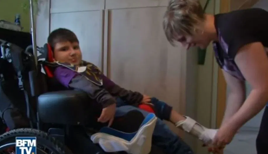 Un băiat de 10 ani care a rămas paralizat de la un burger a murit. Cu ce era contaminat