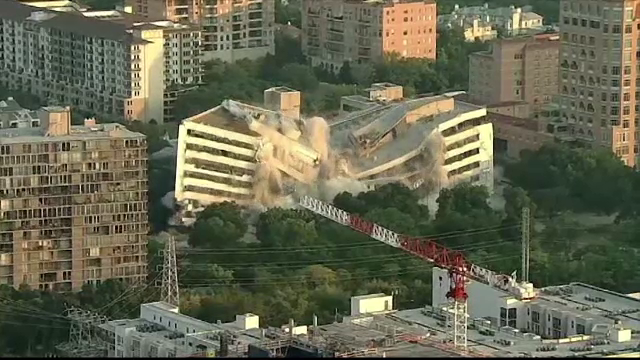 Clădirea unei bănci pusă la pământ în câteva secunde. VIDEO