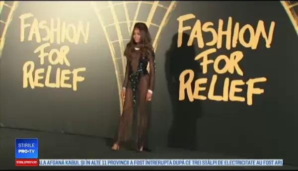 Rochia care nu a lăsat loc imaginației, purtată de un model. Ce s-a observat în poze