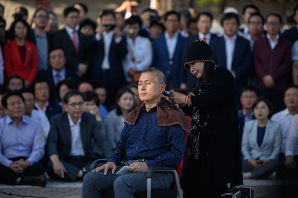 Motivul pentru care politicienii sud coreeni din opoziție se rad în cap. Mesajul transmis