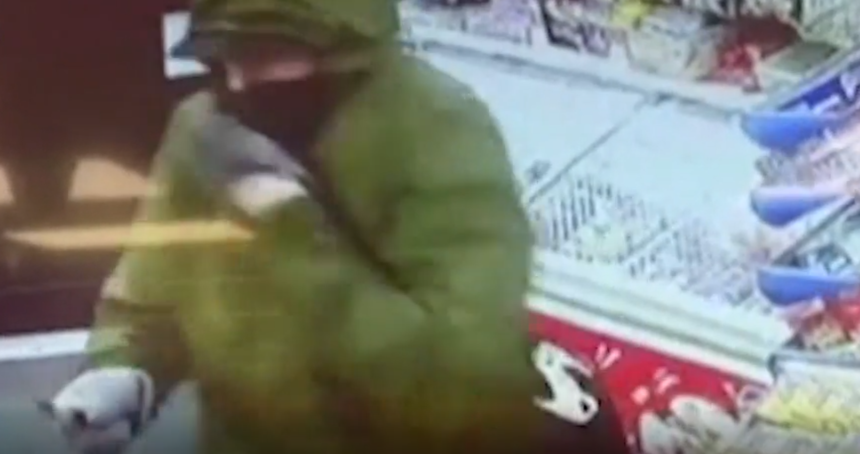 Un hoț înarmat a fost pus pe fugă de o fetiță de 11 ani. VIDEO