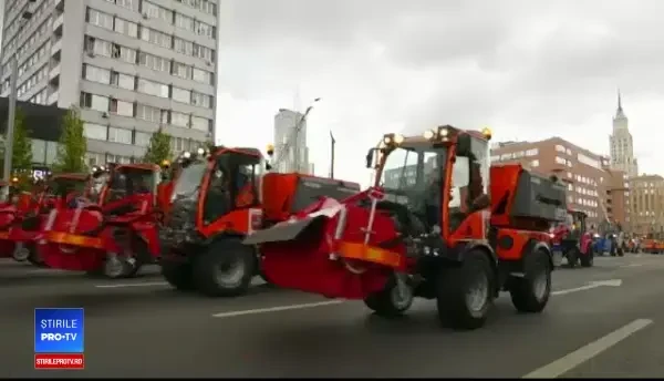 Demonstrație de forță în Moscova: sute de autobuze, maşini de curăţenie şi utilaje, pe străzi