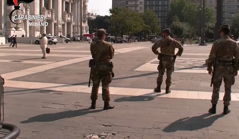 Soldat italian atacat de un migrant într-o piață din Milano. Ce a strigat atacatorul