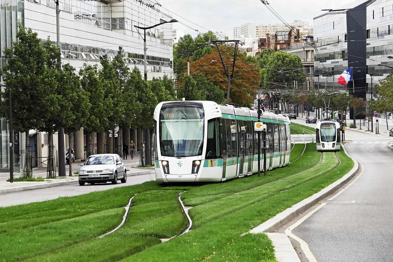 Momentul în care un biciclist din Franța vandalizează un tramvai. Ce l-a enervat