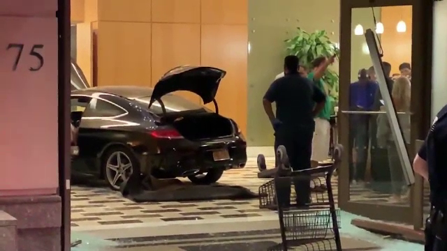 O maşină a intrat în faţada hotelului Trump Plaza. Două persoane au fost rănite