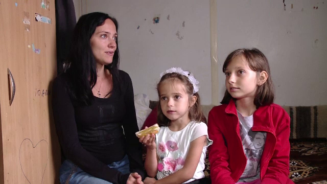 Gestul incredibil făcut de doi tineri pentru o mamă şi cele două fetiţe care trăiesc într-un container