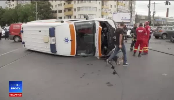 O ambulanță ce transporta o pacientă în comă, răsturnată în Ploiești. Șoferul nu a văzut-o