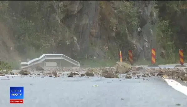 A plouat cu pietre în Defileul Jiului. Ce au făcut șoferii când au fost opriți din drum