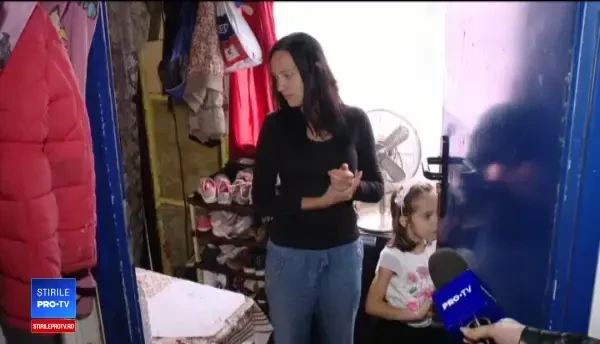 Gestul incredibil făcut de doi tineri pentru o mamă şi cele două fetiţe care trăiesc într-un container