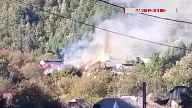 Incendiu de amploare într-o localitate din Neamț: „Am auzit bubuind. Am văzut fum şi flăcări”
