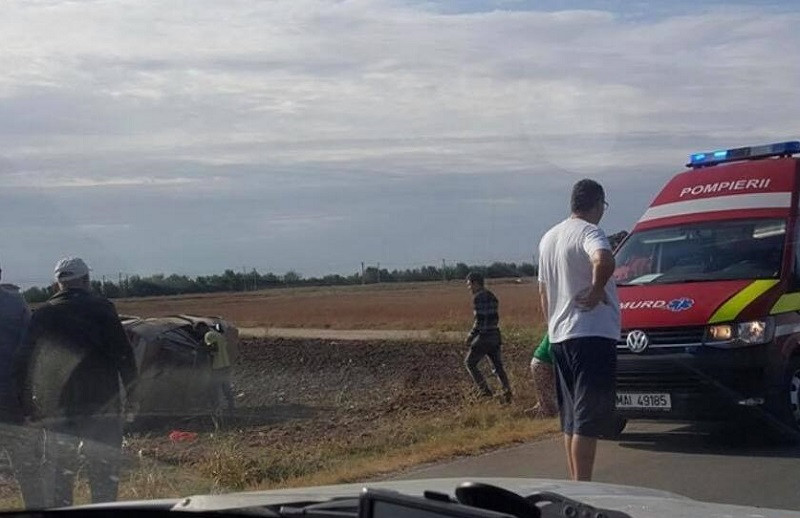 Doi bebeluși de 3 și 4 luni, victime ale unui accident în Dolj. O mașină s-a răsturnat