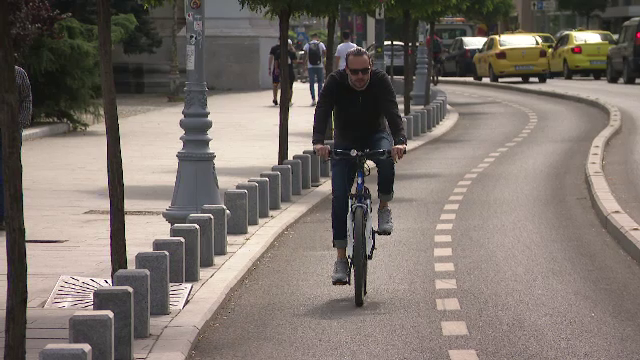 Bicicliștii care folosesc telefonul în trafic vor fi sancționați. Ce amenzi riscă