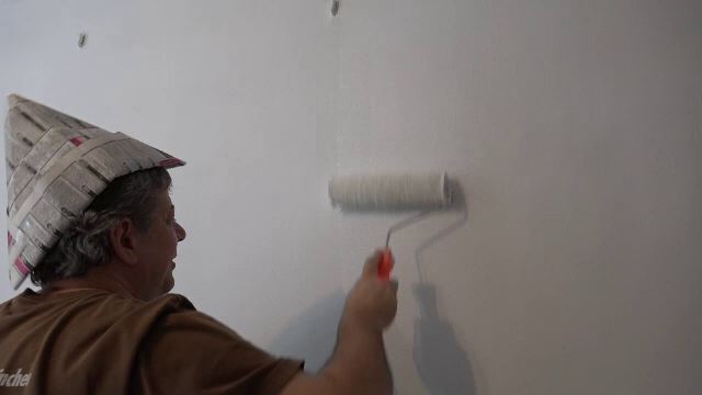 76% dintre români preferă să pună mâna pe trafalet decât să cheme meşteri. Cât economisesc