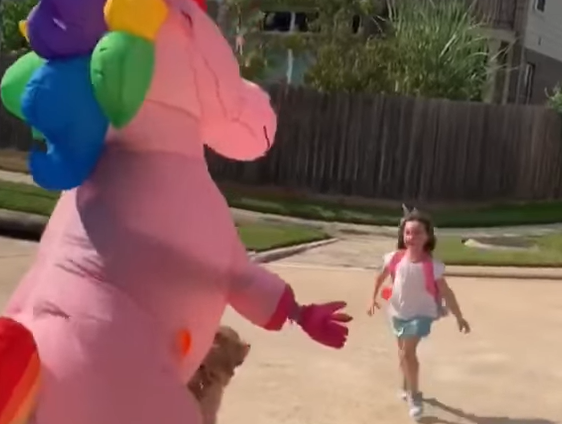 Şocul trăit de o fetiţă atunci când s-a întors de la școală. Cum și-a surprins mama