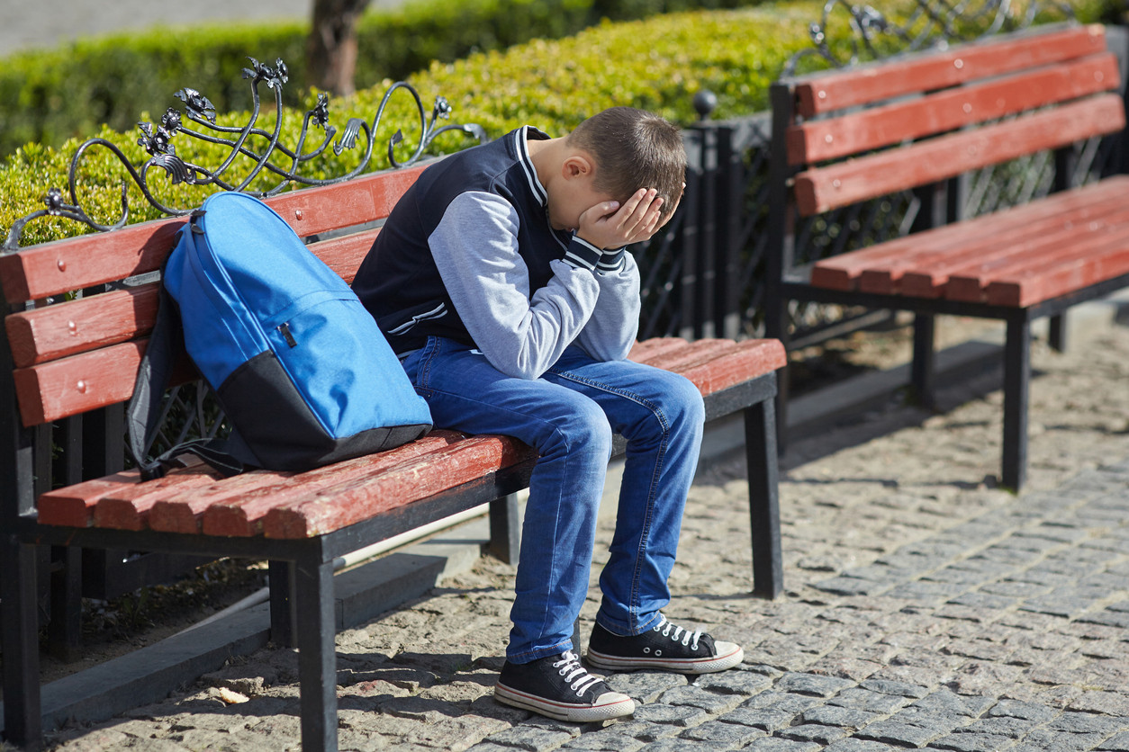 Un băiat de 10 ani a încercat să se spânzure. Ce a păţit la şcoală