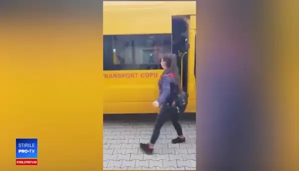 Bărbat filmat cu toporul în mână într-un microbuz școlar, în Bistriţa