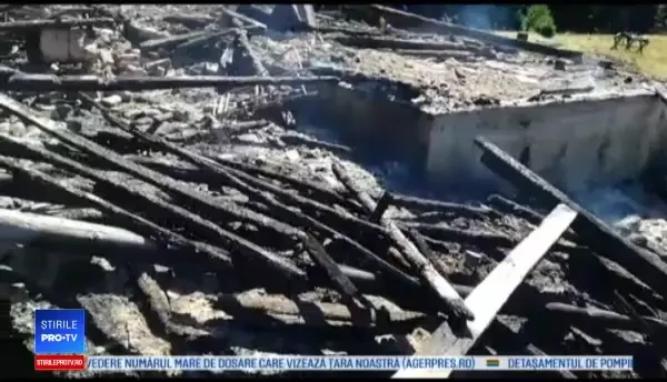 O cabană din 1927, mistuită de flăcări în Munții Făgăraș. Urma să fie restaurată