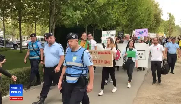 Românii s-au alăturat grevei globale împotriva schimbărilor climatice. „Casa noastră arde”