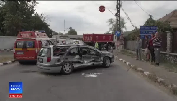 Accident grav în Prahova. Mașina unei familii s-a izbit violent de un camion cu nisip