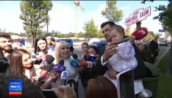 Elena Udrea și-a botezat fetita la o mănăstire din București. Dana Budeanu, una din nașe